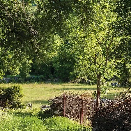 Dicmo With Fireplace 02 بيت للعطل