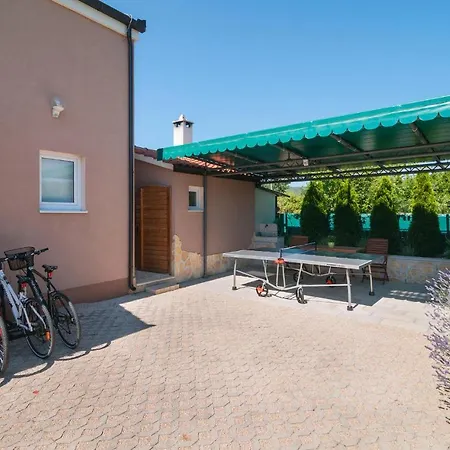 Ferienhaus 4 Bedroom Stunning In Dicmo Kraj (Split)