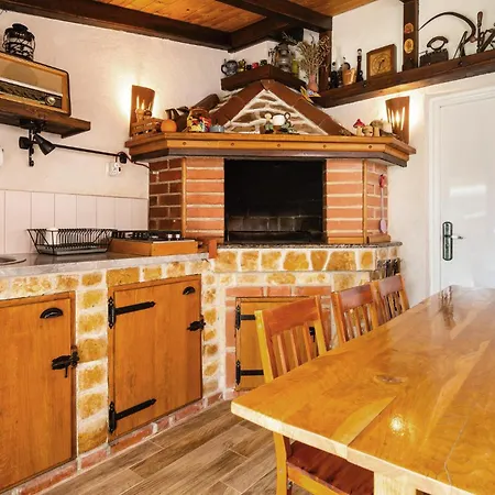 Holiday home 4 Bedroom Stunning In Dicmo Kraj (Split)