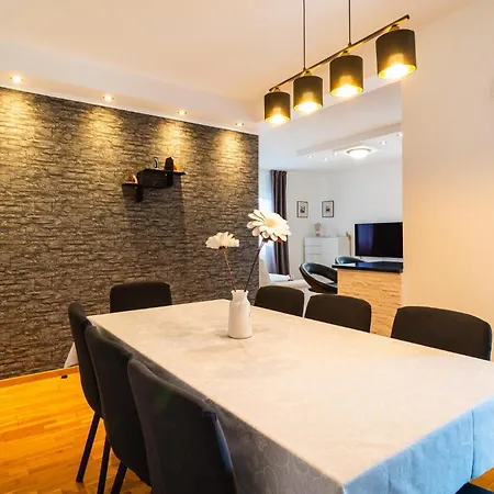4 Bedroom Stunning In Dicmo Holiday home Kraj (Split)