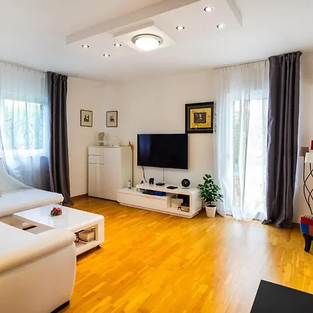Holiday home 4 Bedroom Stunning In Dicmo Kraj (Split)