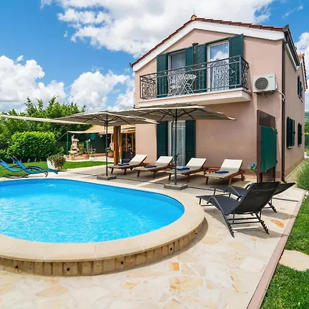 4 Bedroom Stunning In Dicmo Holiday home