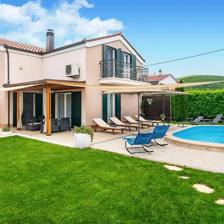 Holiday home 4 Bedroom Stunning In Dicmo Kraj (Split)