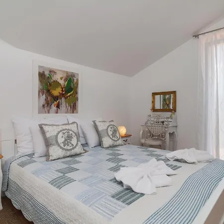 Holiday home 4 Bedroom Stunning In Dicmo Kraj (Split)