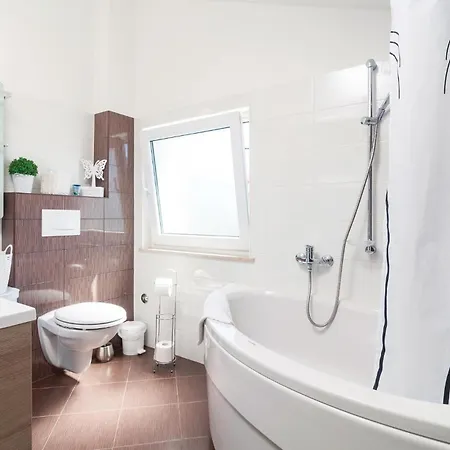 4 Bedroom Stunning In Dicmo Holiday home