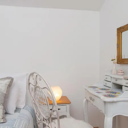 4 Bedroom Stunning In Dicmo Holiday home *