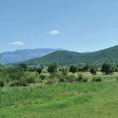 Holiday home 4 Bedroom Stunning In Dicmo Kraj (Split)