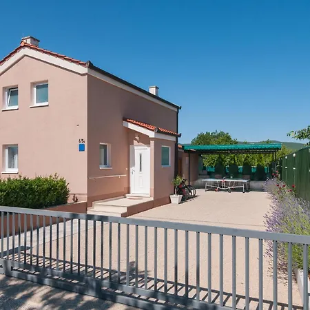 4 Bedroom Stunning In Dicmo Holiday home